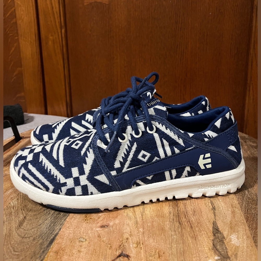 Etnies Navy and White Geometric Sneakers
